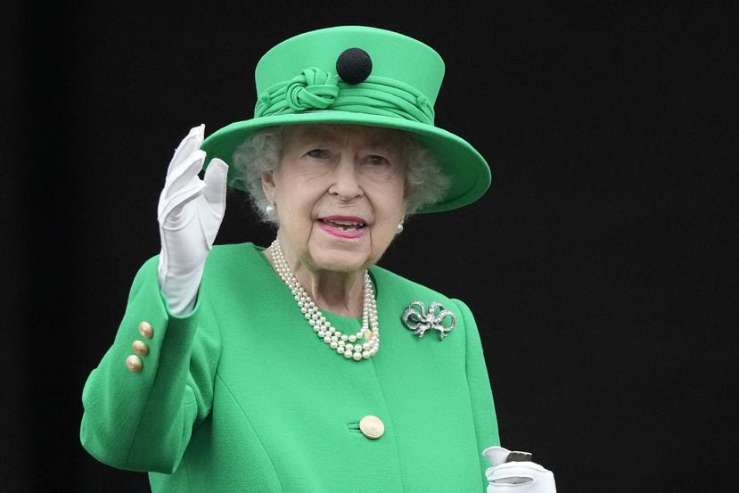 La reina Elizabeth II saluda a la multitud durante el desfile del Jubileo de Platino en el Palacio de Buckingham en Londres, el domingo 5 de junio de 2022.
