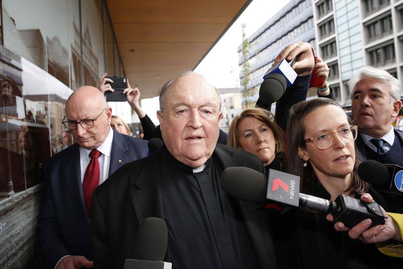 El Arzobispo Philip Wilson sale tras escuchar la sentencia en el Tribunal Local de Newcastle, Australia. (EFE)
