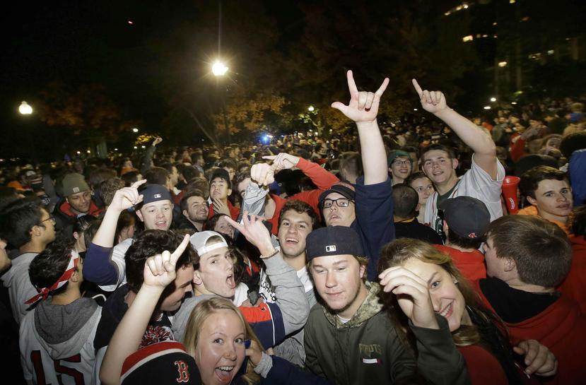 Miles de fanáticos se tiraron a la calle para celebrar el campeonato. (AP)