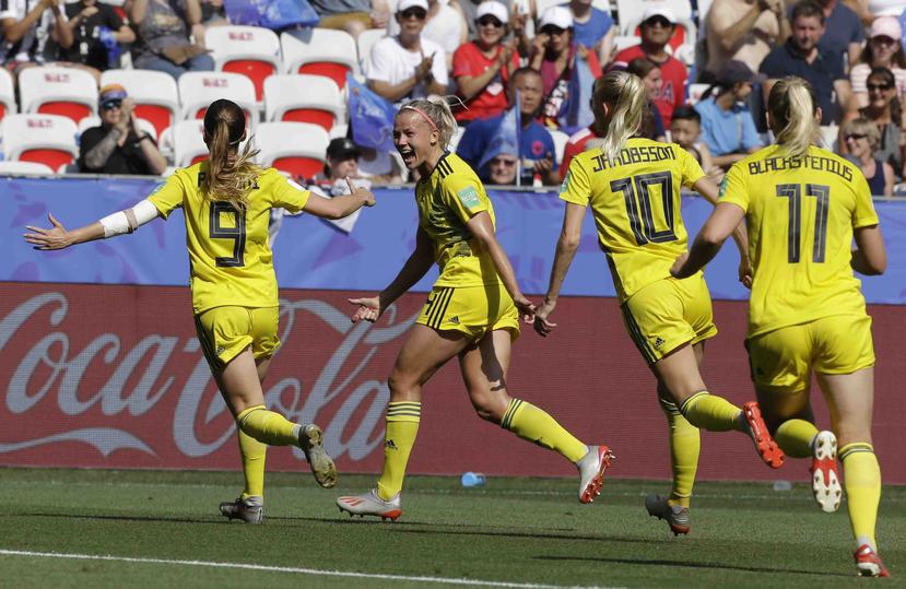 La sueca Kosovare Asllani, izquierda, celebra tras anotar el primer gol de su equipo en el partido contra Inglaterra por el tercer puesto en la Copa del Mundo de mujeres. (AP/Claude Paris)