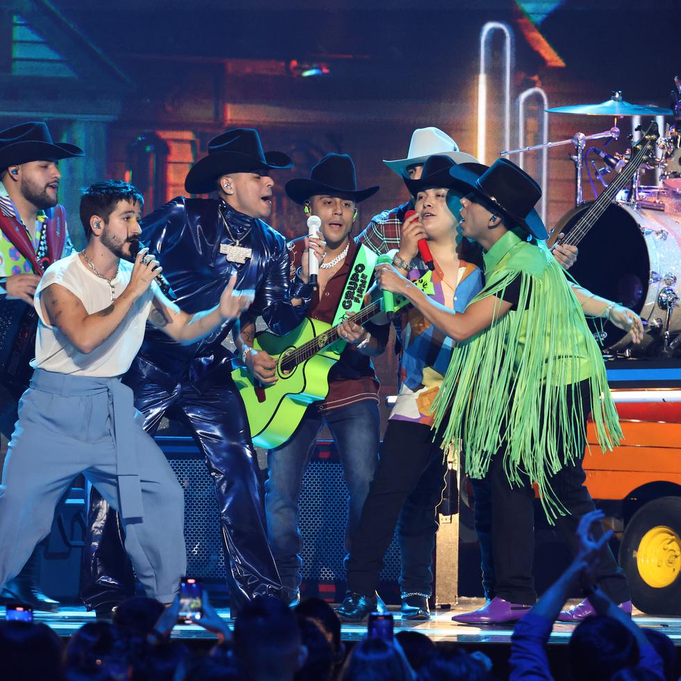 Grupo Firme y Camilo durante la pasada edición de los premios Latin Billboard.