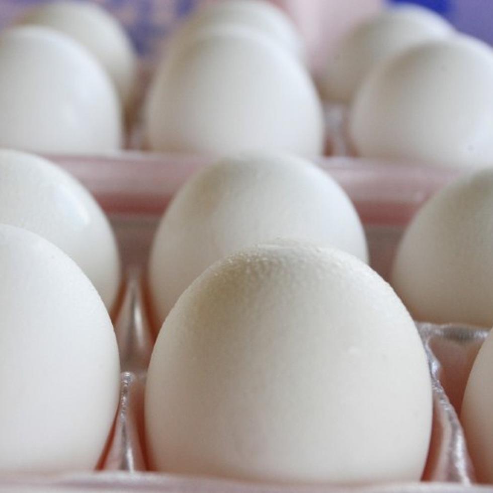 Debido a la disminución en el abasto, el precio de los huevos utilizados en productos alimenticios y de los huevos que compramos para desayunar continuará aumentando en Estados Unidos. (AFP)