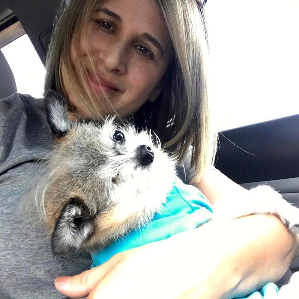 Evelyn Guadalupe relata la satisfacción de rescatar animales desamparados. En la foto con su mascota Pucci.