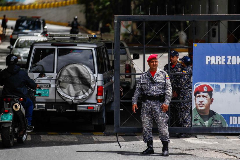 Efectivos de la Policía Nacional Bolivariana (PNB) montan guardia en el exterior de la sede del SEBIN, en Caracas. (Archivo / EFE)