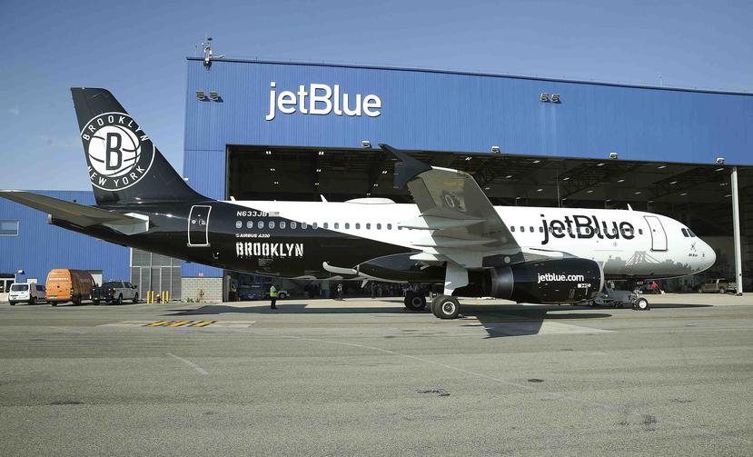 A principios de noviembre, JetBlue también estrenó su nuevo avión BK Blue que está dedicado a los Brooklyn Nets. (AP)