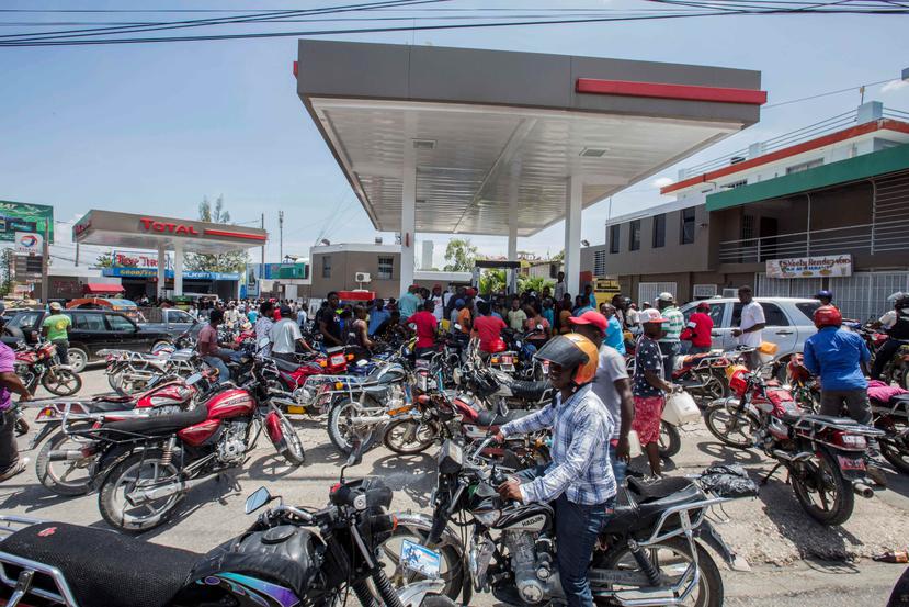 Manifestantes protestan en una estación de gasolina, en Puerto Príncipe. (EFE)
