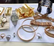 Los relojes, anillados y lingotes de oro secuestrados a la azafata.