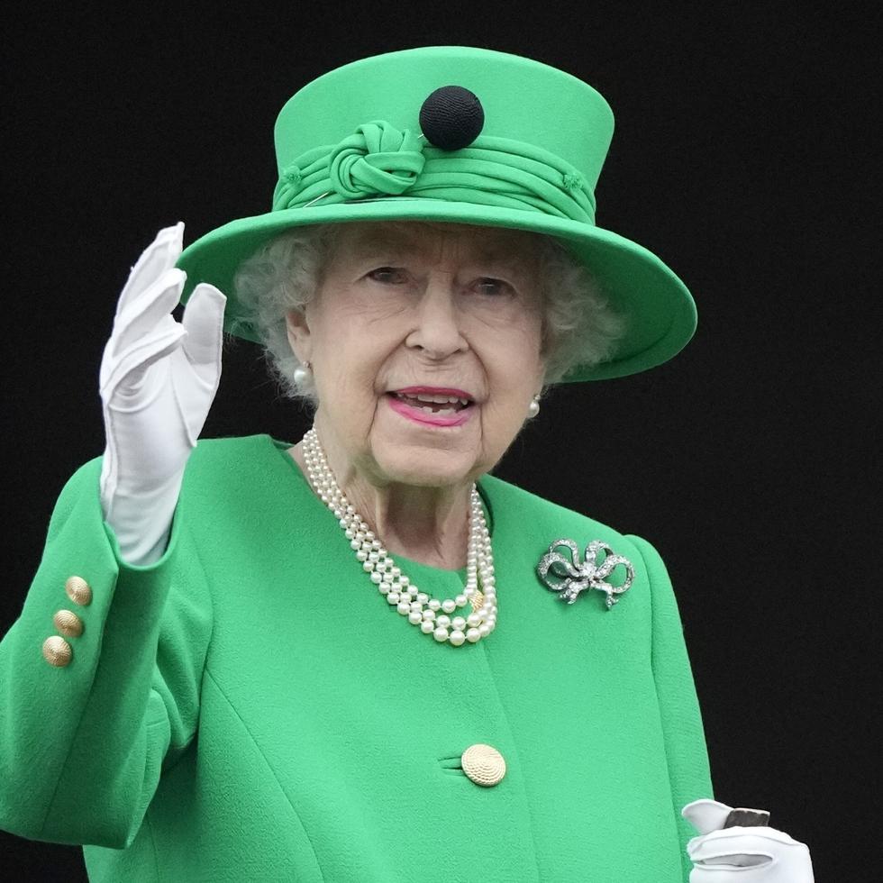 La reina Elizabeth II saluda a la multitud durante el desfile por su Jubileo de Platino en el Palacio de Buckingham en Londres el 5 de junio de 2022. (Archivo).
