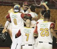 Los Gigantes de Carolina celebran tras proclamarse campeones de la sección Metro en la postemporada 2021 del béisbol Doble A.