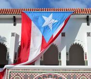 La bandera boricua en la fachada del Ateneo Puertorriqueño.
