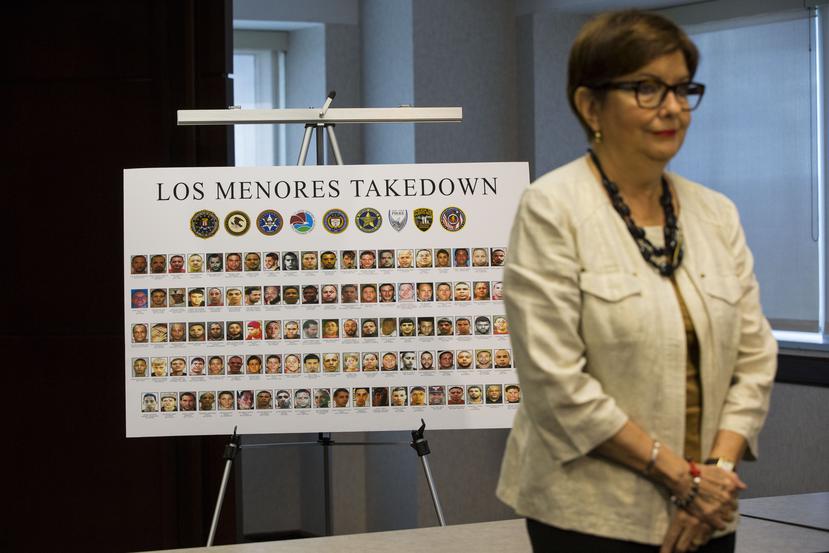 La exjefa de la Fiscalía federal en Puerto Rico Rosa Emilia Rodríguez en una foto de archivo del 18 de enero de 2018 durante la conferencia de prensa en la que se anunció en el operativo contra Los Menores. Al fondo, un cartel con los miembros.