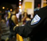 En una de las intervenciones para dispersar a público, los oficiales de la Policía Municipal de San Juan también ocuparon un arma de fuego.