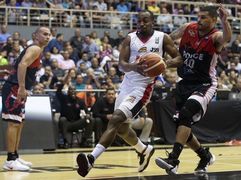 Rodney Green, con el balón, logró 17 puntos por los Guaros de Lara. (FIBA-Américas)