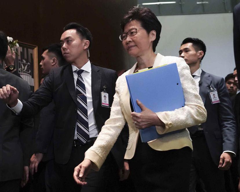 En esta imagen del 17 de octubre de 2019, la jefa ejecutiva de Hong Kong Carrie Lam llega a la cámara del Consejo Legislativo en Hong Kong. (AP / Vincent Yu)