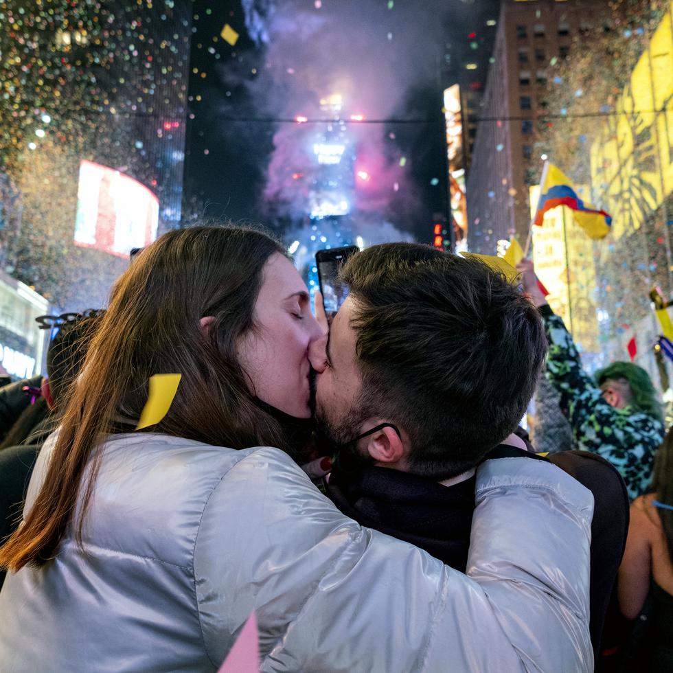 Los españoles Irene Mayoral y Gerald Nuell se besan durante la celebración de la llegada del Año Nuevo en Times Square.