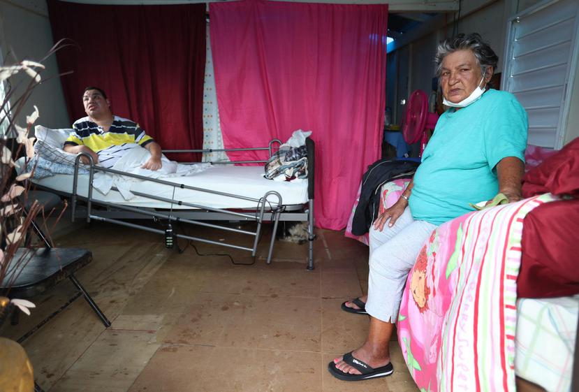 Doña María Ambert cuida de su hijo Juan Manuel -diagnosticado con epilepsia- en una pequeña estructura de madera.