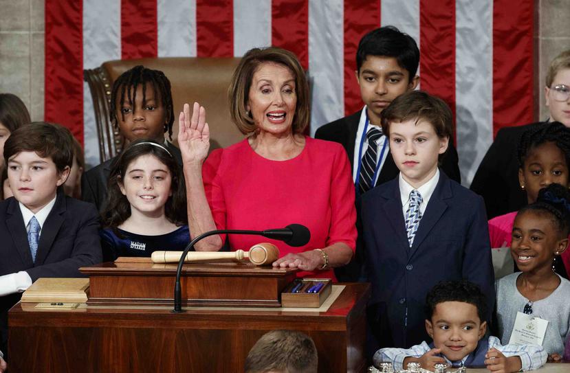 La congresista Nancy Pelosi juramenta junto a sus nietos y otros niños. (AP)