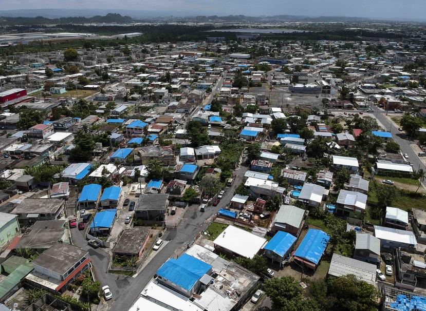 El gobierno local calcula que cerca de 30,000 hogares aún dependen de toldos azules. (AP)