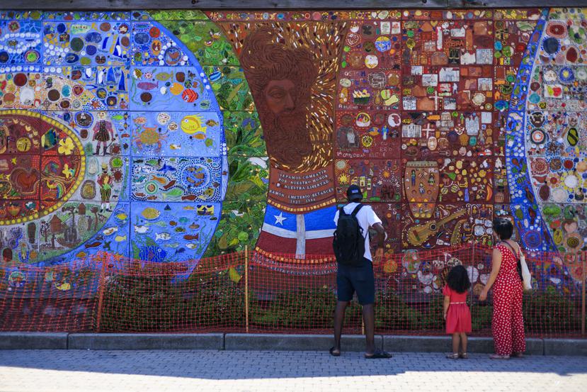 La comunidad se inspiró en el prócer Ramón Emeterio Betances para contar la historia de Puerto Rico a través de este mural.