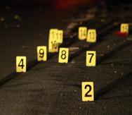 Imagen de archivo de evidencia de casquillos de bala en la escena de un crimen.