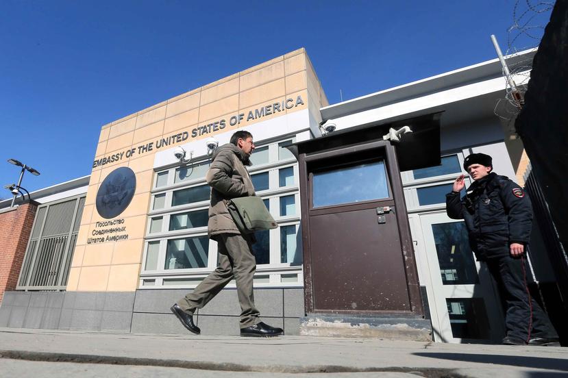 Un hombre llega al acceso de la Embajada de EE. UU. en Moscú, Rusia. (GFR Media)
