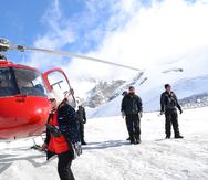 Puedes disfrutar de una excursión en helicóptero y aterriza en un glaciar en Alaska.