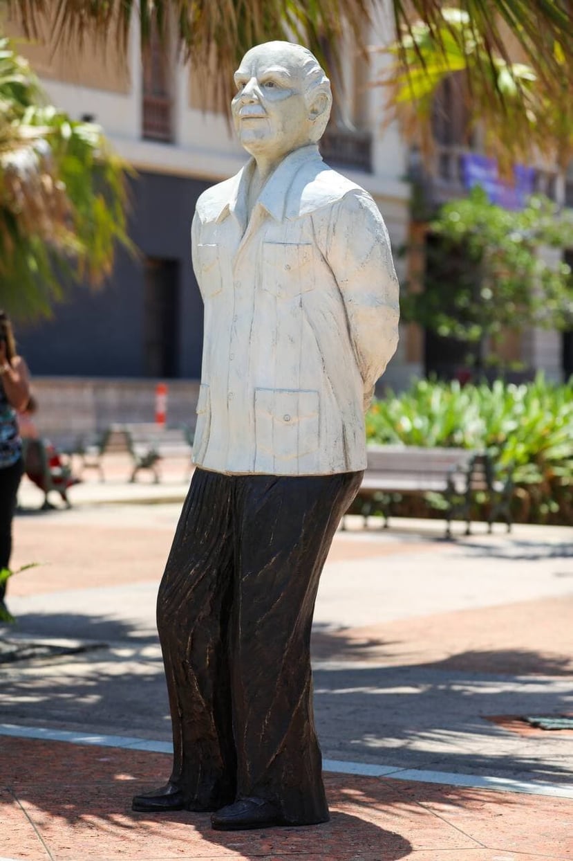 La escultura de Ricardo Alegría realizada por la artista Luz Badillo se ubica en el sector Ballaja, cercana al Museo de las Américas, la escuela de artes plásticas y el Instituto de Cultura puertorriqueña.