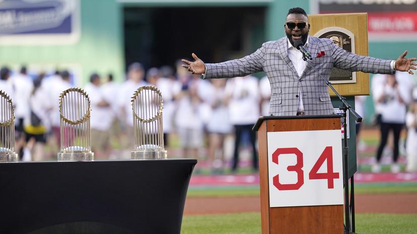 El dominicano David Ortiz habla durante el homenaje antes del juego entre los Red Sox de Boston y los Guardians de Cleveland.