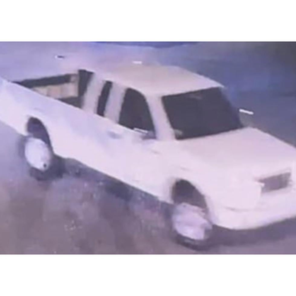 Captura de un vídeo que muestra la pick-up que personal del CIC de Caguas busca por estar involucrado en la muerte de un peatón en Cidra.