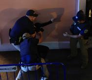 La Policía interviene con un manifestante durante la protesta contra LUMA Energy frente a La Fortaleza.