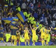El onceno de Ucrania celebra el triunfo.