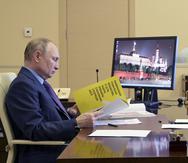 El presidente ruso Vladimir Putin participa en una videoconferencia desde la residencia de Novo-Ogaryovo a las afueras de Moscú, Rusia, el 15 de abril de 2021.
