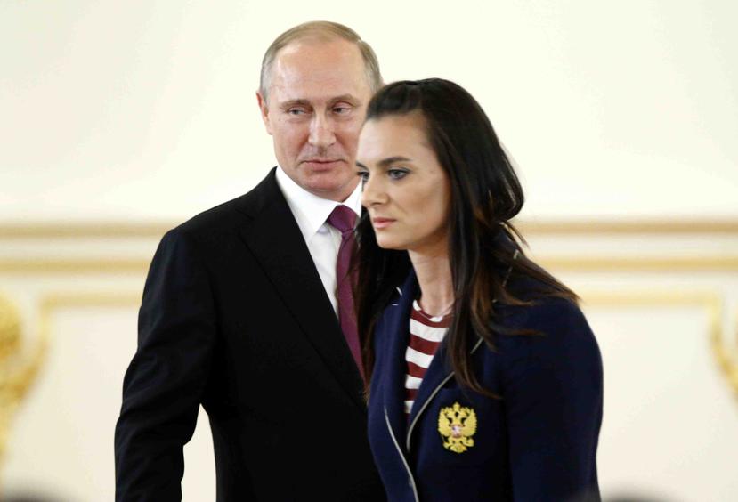 El presidente de Rusia, Vladimir Putin, junto a la pertiguista Irina Isinbayeva. (AP / Alexander Zemlianichenko)