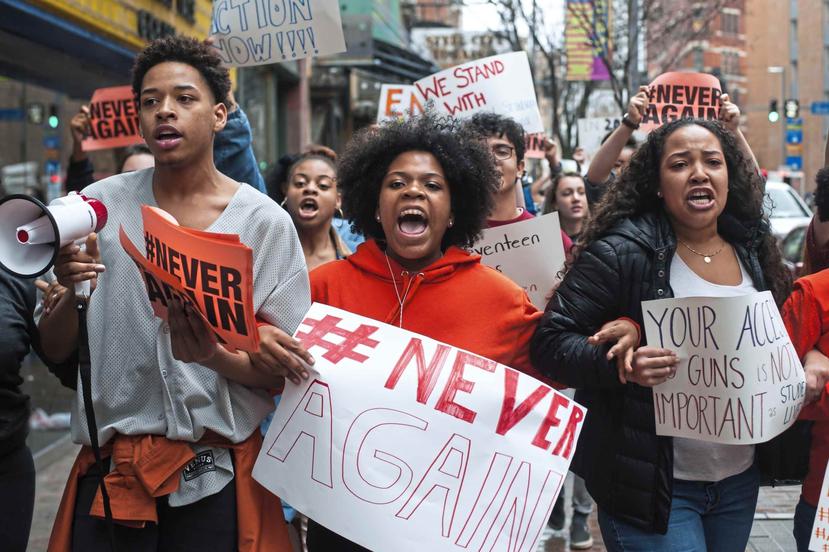 Estudiantes protestan contra la violencia con armas. (AP)