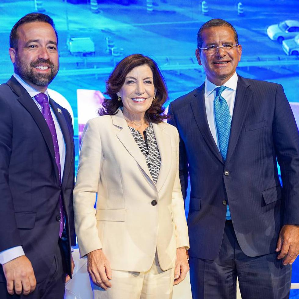 De izquierda a derecha: el secretario de Estado, Omar Marrero; la gobernadora Kathy Hochul y el gobernador Pedro Pierluisi.