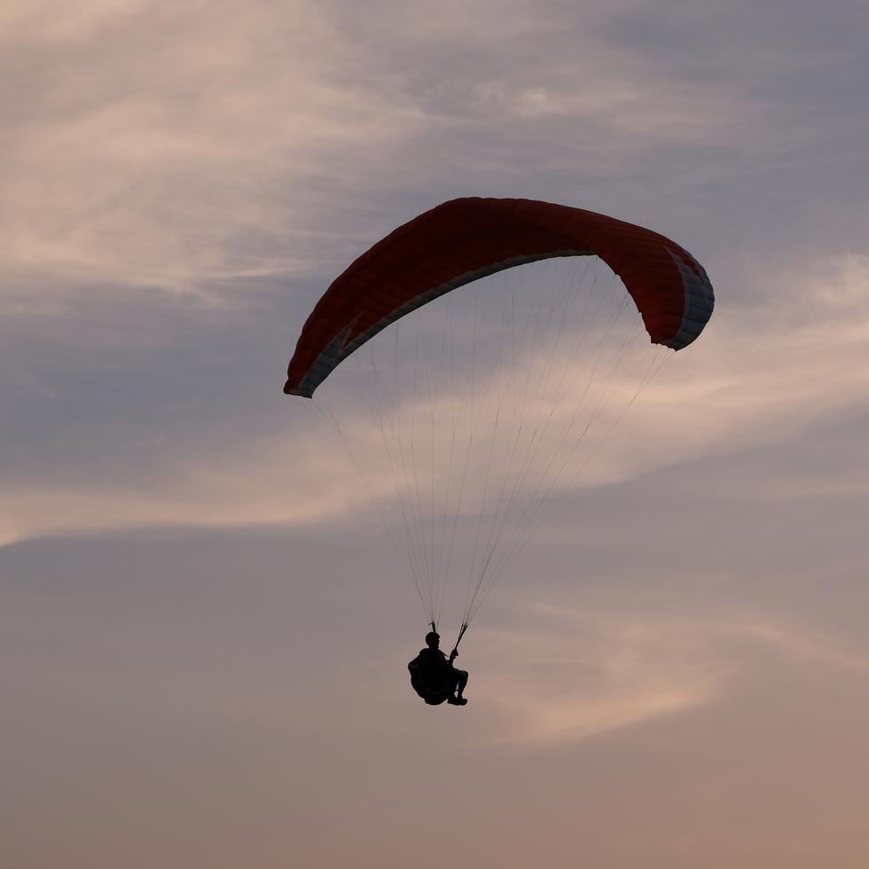 Imagen de archivo de una persona practicando paracaidismo.