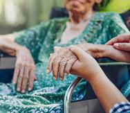 Motivos: Adulto mayor, viejitos, amas de llaves, ama de llave, cuidador, anciano. Shutterstock