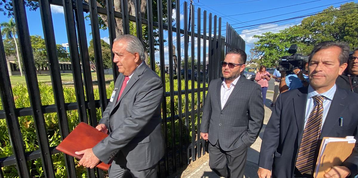 El exalcalde de Guaynabo Ángel Pérez llega al Tribunal federal de Hato Rey acompañado de sus abogados.