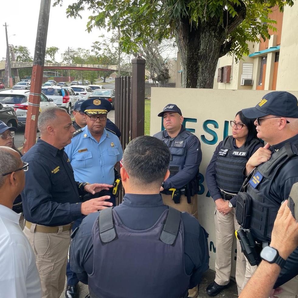 Directivos de la Policía discuten respuesta de investigación frente al residencial Sabana Abajo, en Carolina, tras el asesinato de un agente estatal. (Archivo GFR Media)