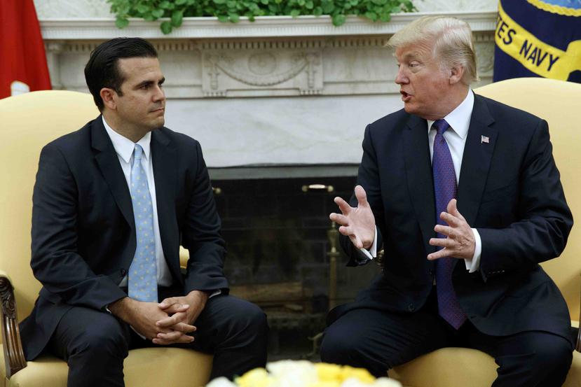 El gobernador, en la foto junto a Donald Trump, hizo las expresiones en una entrevista con Jim Acosta, periodista de CNN. (AP)