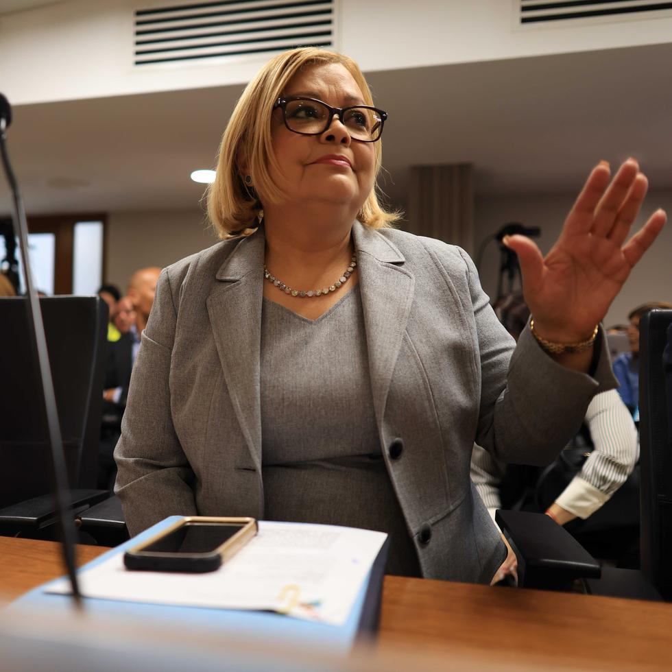 Al inicio de la vista pública, los senadores cuestionaron a la secretaria de Corrección y Rehabilitación, Ana Escobar Pabón, por la entrega de los documentos requeridos como parte de la pesquisa legislativa.