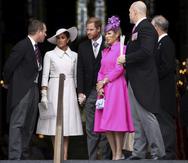 Peter Phillips, Meghan Markle, el príncipe Harry, Zara Tindall y su esposo Mikea su salida del servicio de Acción de Gracias por el Jubileo de Platino de Elizabeth II,