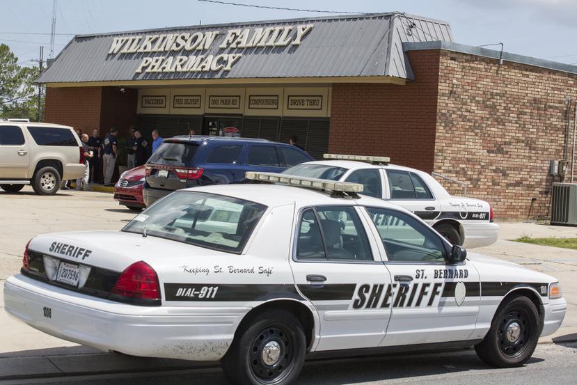 Acompañados por policías locales, agentes de la DEA allanan la farmacia Wilkinson Family Pharmacy en Chalmette, Luisiana, el 19 de abril de 2017. La farmacia compró más de 4,5 millones de pastillas de oxicodona e hidrocodona de Morris & Dickson entre 2014 y 2017.
