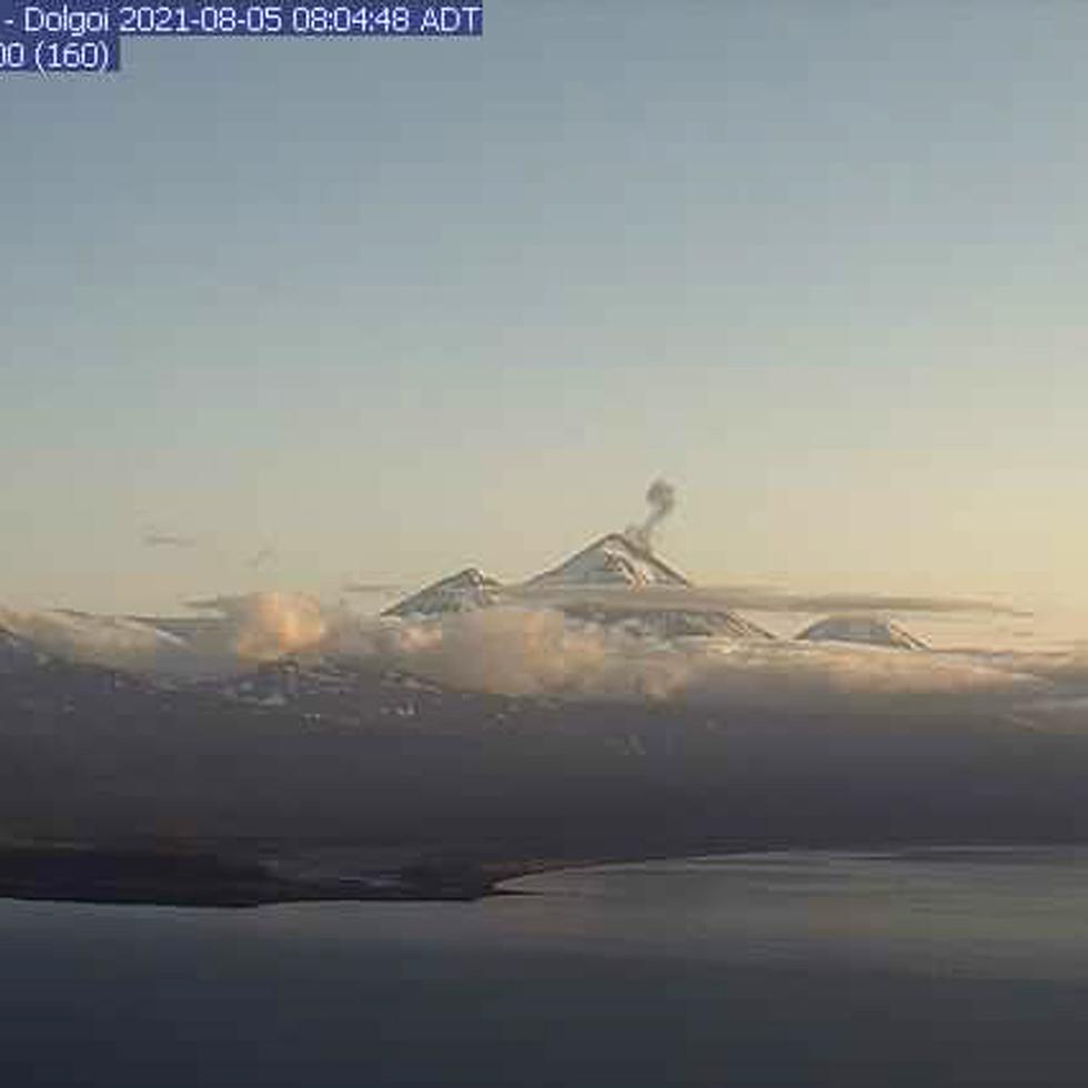 En esta imagen de una cámara web, captada el jueves 5 de agosto de 2021 y proporcionada por el Observatorio de Volcanes de Alaska, se ve el volcán Pavlof en erupción.