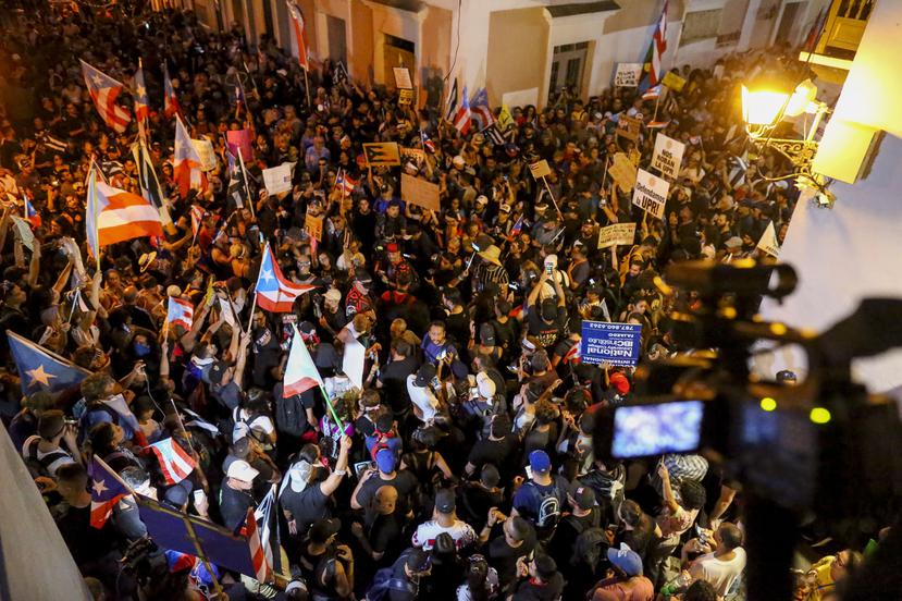 Manifestaciones entre la Calle Fortaleza y la Calle Del Cristo exigiéndole la renuncia a Ricardo Rosselló.