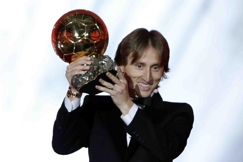 Luka Modric celebra el Balón de Oro. (AP / Christophe Ena)