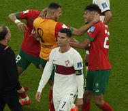 El capitán de Portugal, Cristiano Ronaldo, deja el campo mientras los jugadores de Marruecos celebran tras la victoria 1-0 en cuartos de final del Mundial en el estadio Al Thumama de Doha, Catar, el sábado.