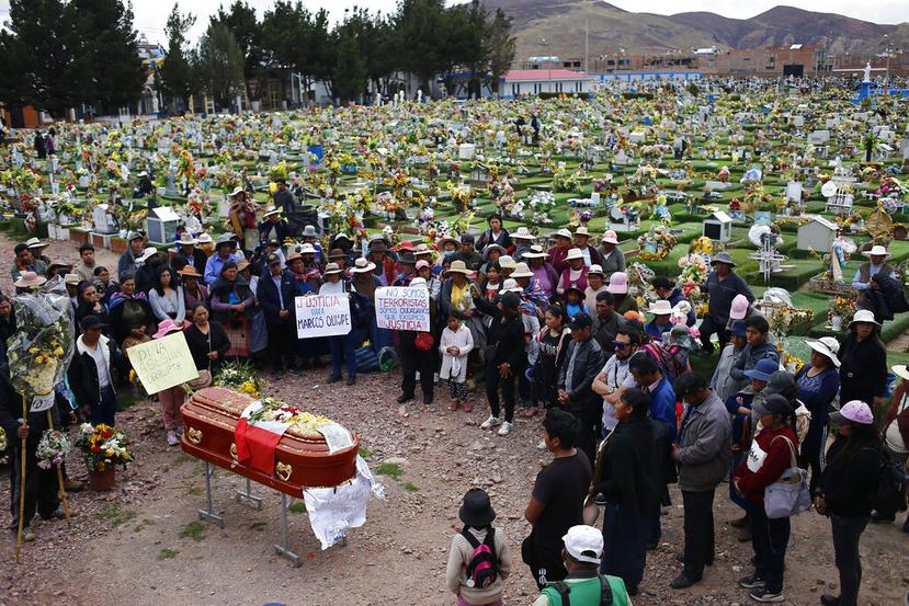 Deudos se preparan para enterrar a Marco Quispe, de 54 años, que murió en los enfrentamientos contra la policía, en el cementerio de Juliaca, Perú, el jueves 12 de enero de 2023. El conductor de taxi es una de las al menos 17 personas que murieron el lunes en el sudeste de Perú en las protestas que buscan un adelanto electoral sobre todo en zonas rurales del país aún leales al depuesto presidente Pedro Castillo. (AP Foto/Hugo Curotto)