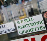 Fotografía de archivo donde se ve un aviso de venta de cigarrillos electrónicos en Nueva York.