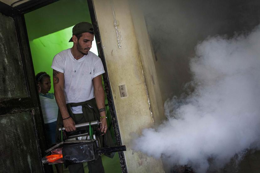Una brigada de las Fuerzas Armadas Revolucionarias Cubanas(FAR) visita el sector El Vedado para fumigar contra el zika.